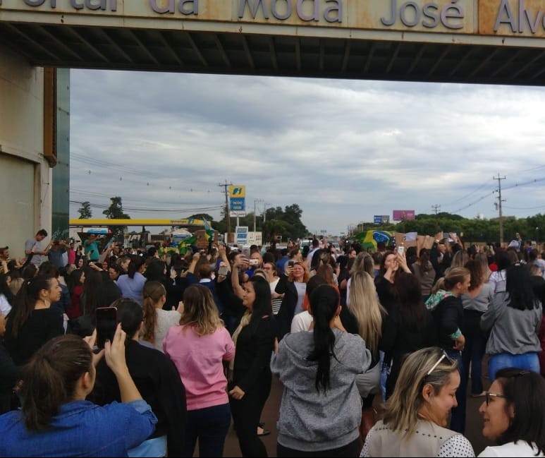 Funcionários deixam shoppings atacadistas em apoio à greve