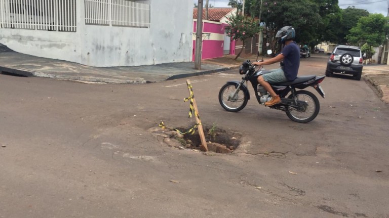 Buraco no meio de avenida em Sarandi