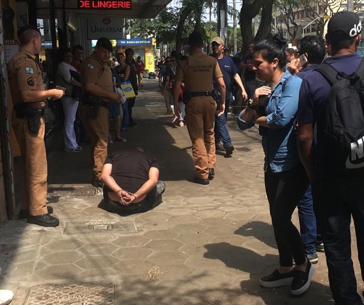 Homem quebra vidros de igreja e é contido por populares