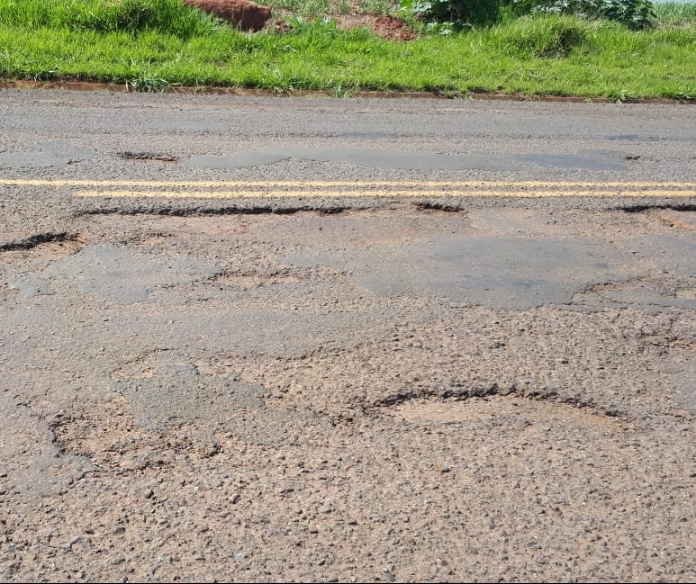 Moradores reclamam de excesso de buracos na PR-463