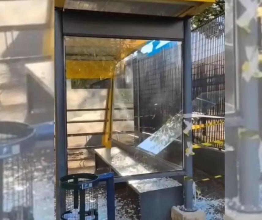 Ponto de ônibus é vandalizado na região central em Maringá