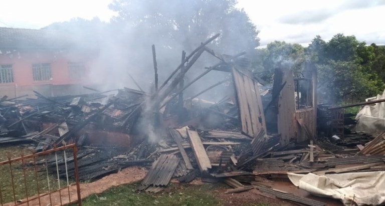 Vizinho enfrenta chamas e salva mãe e três filhos de incêndio