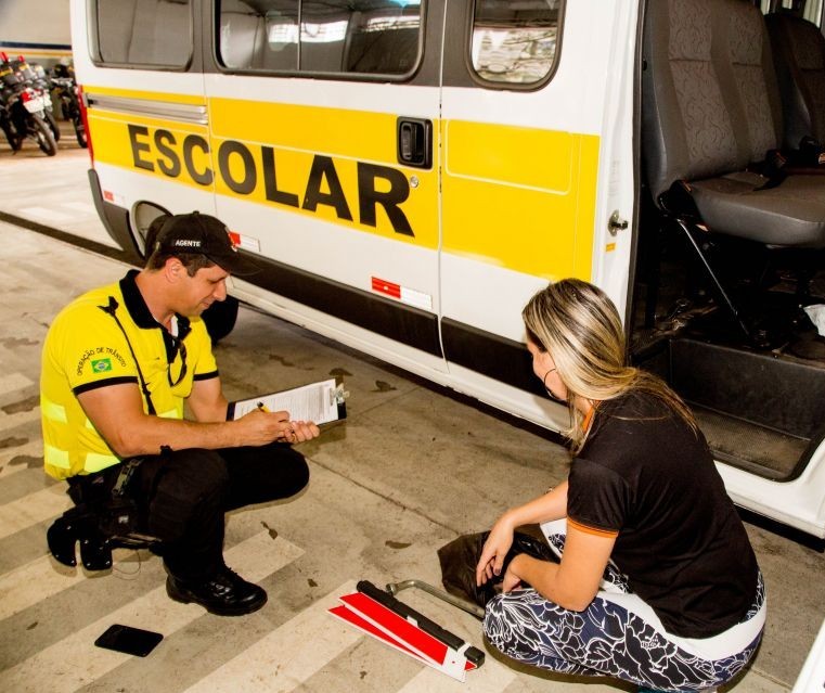 Pais devem cobrar a inspeção semestral do transporte escolar