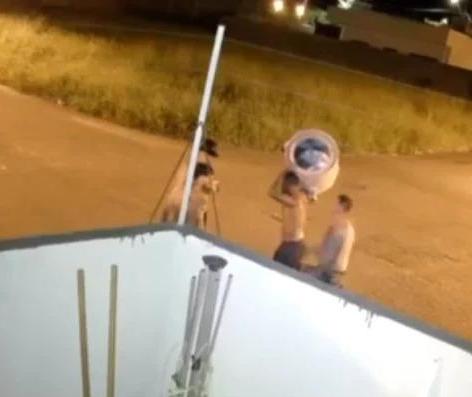 Dois irmãos são presos por espancamento que matou homem; terceiro suspeito é procurado