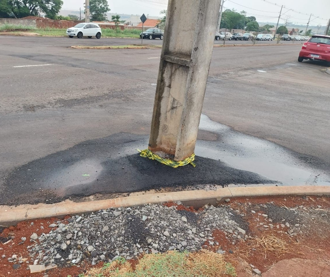 Entenda por que tem um poste instalado em via pública numa avenida movimentada de Maringá