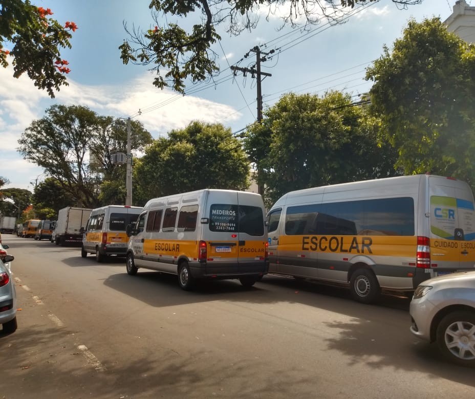 Vans de transporte escolar vão ajudar na entrega de cestas básicas