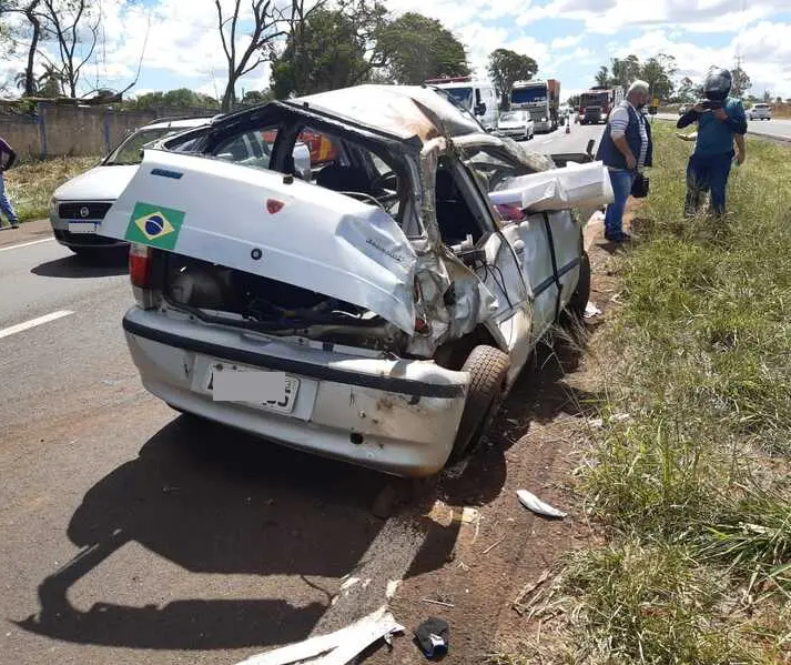 Carro capota na rodovia e motorista é arremessado em Mandaguaçu