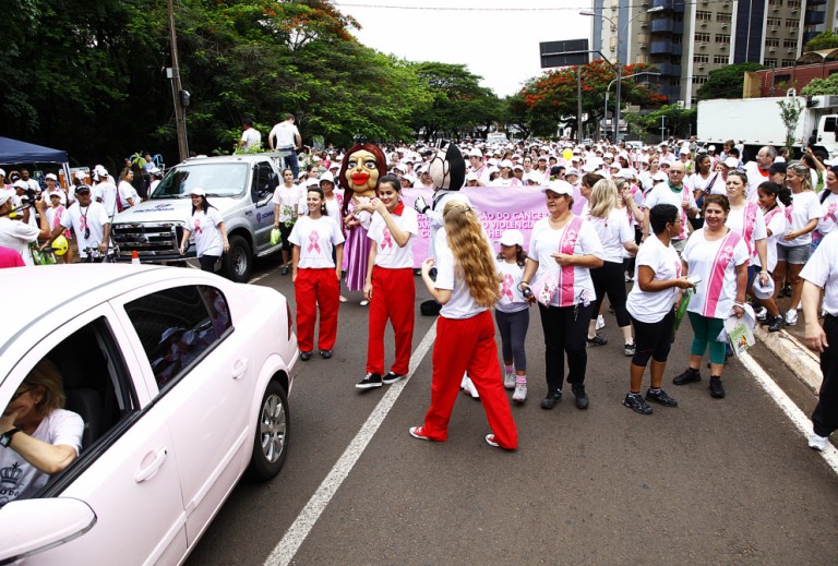 Caminhada contra câncer de mama e de próstata une mulheres e homens