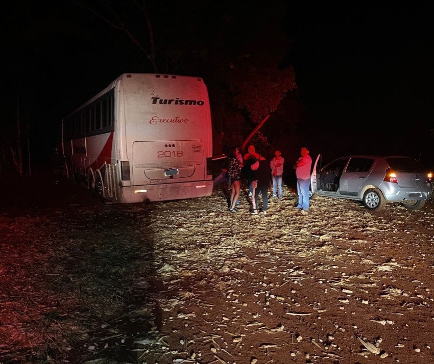 Assaltante aborda ônibus disfarçado de policial para roubar passageiros na região