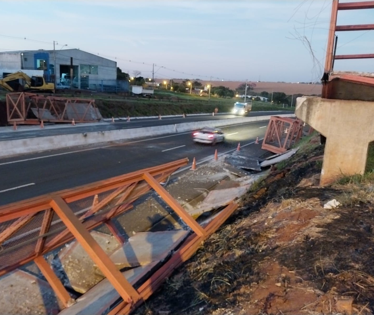 Contorno Norte é liberado após bloqueio causado por queda de passarela