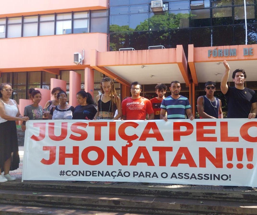 Familiares de Jhonatan Silva se manifestam em frente ao Fórum