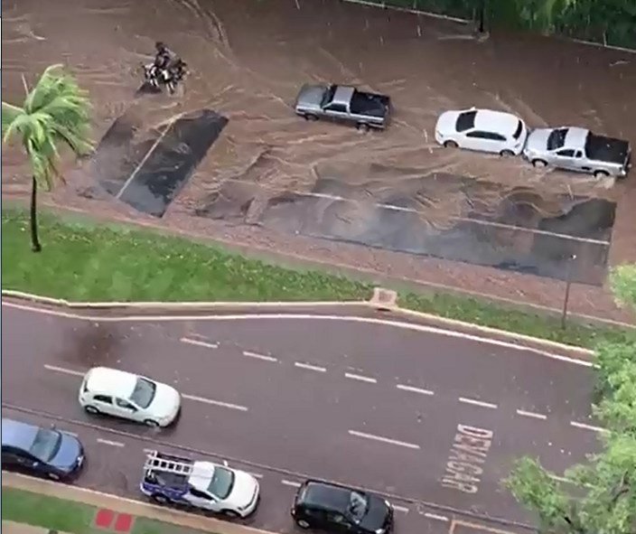 Parte da pista de caminhada do Parque do Ingá é levada pela chuva; vídeo