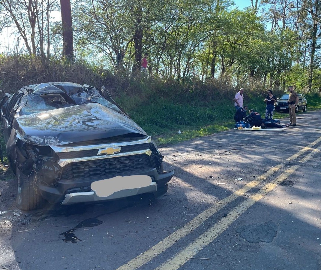 Carro capota e motorista é socorrido em estado grave