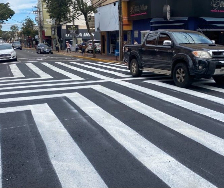 Faixa de pedestre zebrada chama atenção em Apucarana