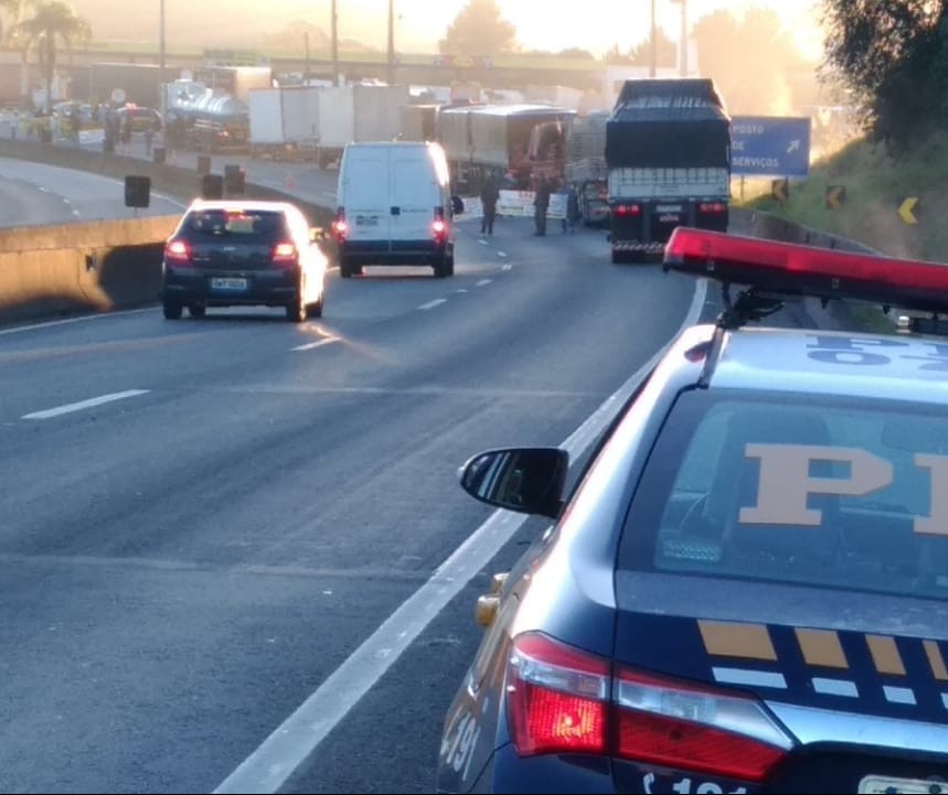 Caminhoneiros fazem manifestação na PR-463