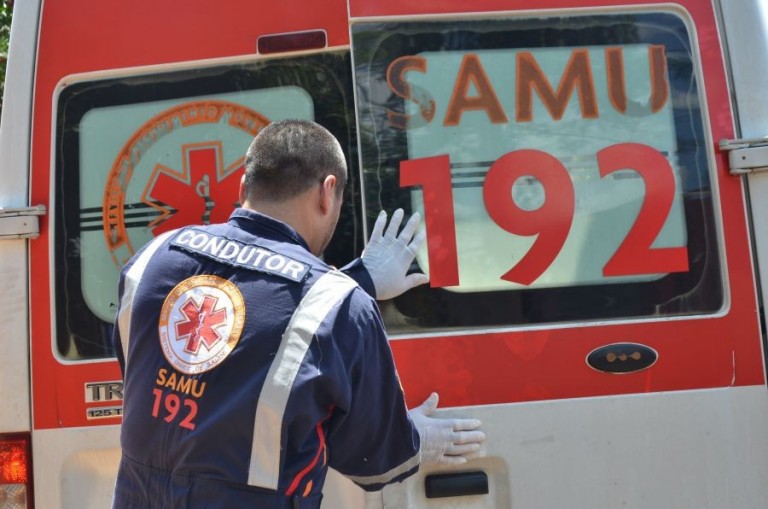 Motociclista fica ferido após atropelar e matar cavalo que atravessava rodovia