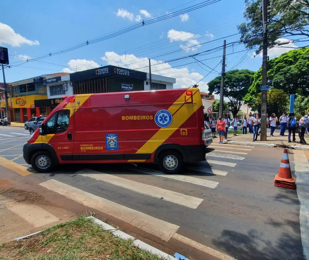 Vídeo: Motociclista atropela dois estudantes, ofende vítima e foge sem prestar socorro, afirma cuidador de alunos