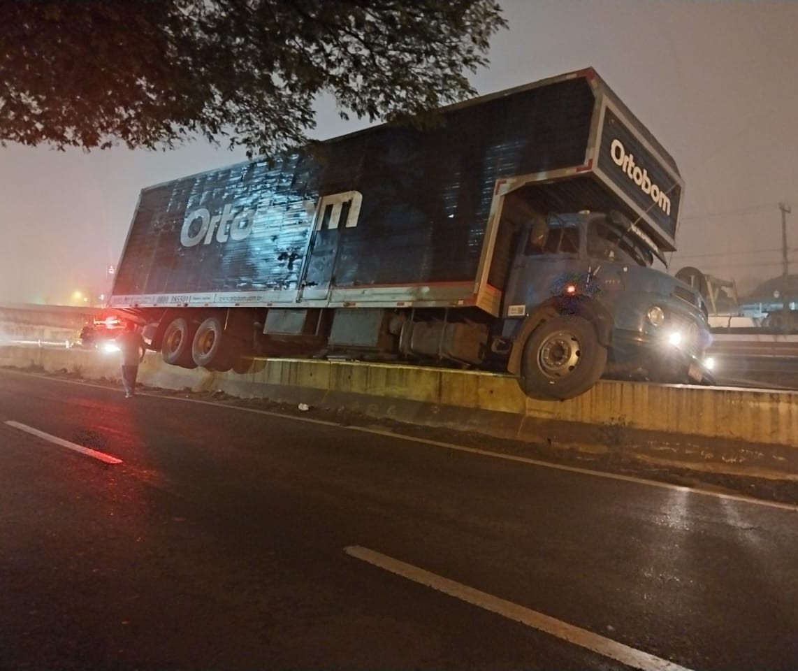 Caminhão-baú fica encravado em mureta de rodovia após acidente em Sarandi