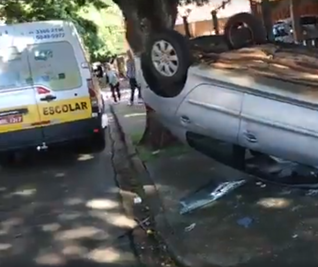 Carro bate em van escolar em Maringá