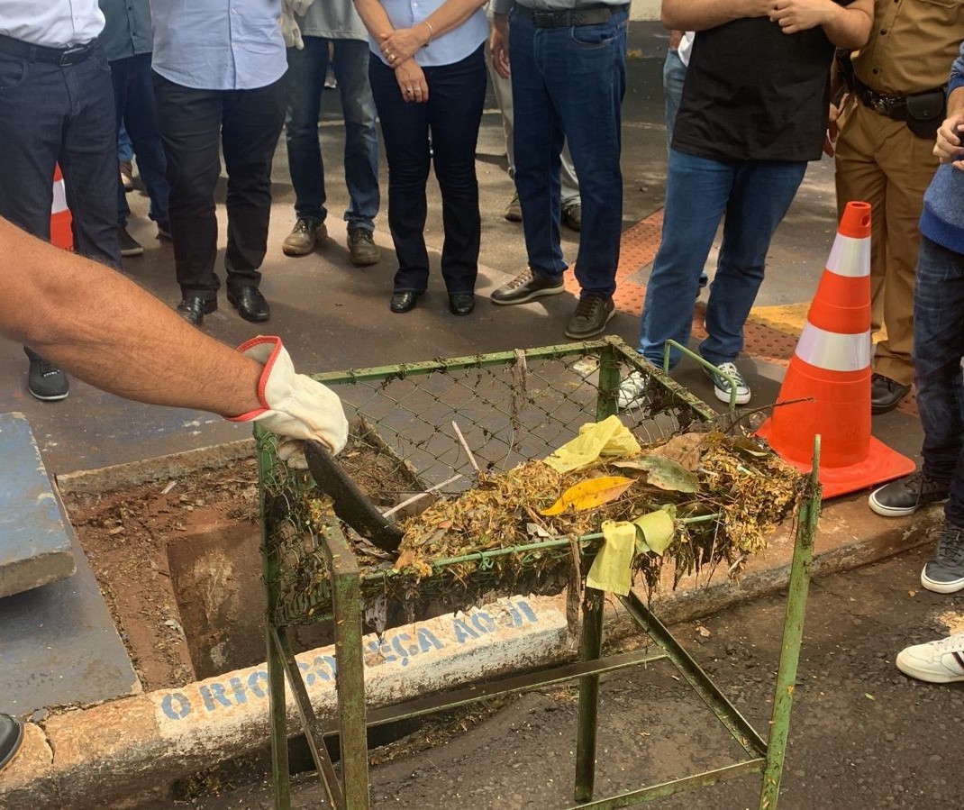 ‘Filtros de sujeira’ começam a ser instalados nos bueiros de Maringá