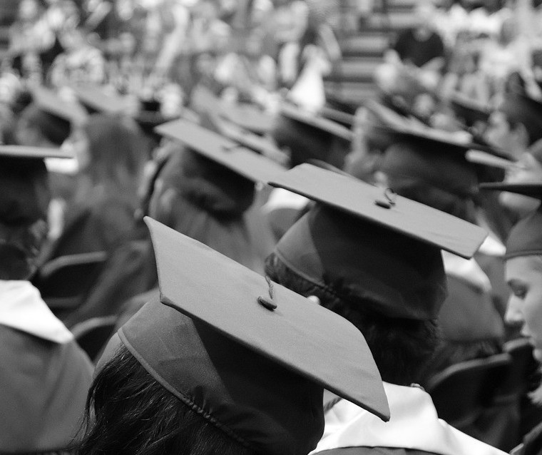 Alunos de medicina de Cascavel ficam sem formatura depois de empresa declarar falência