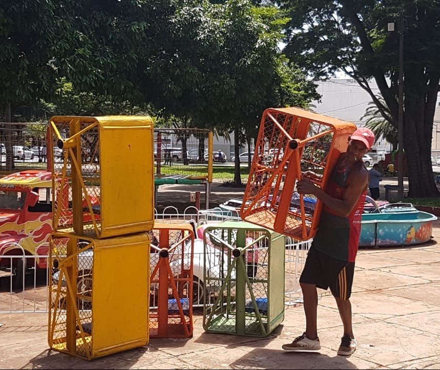 Cabine de roda-gigante infantil cai e criança fica ferida em Maringá