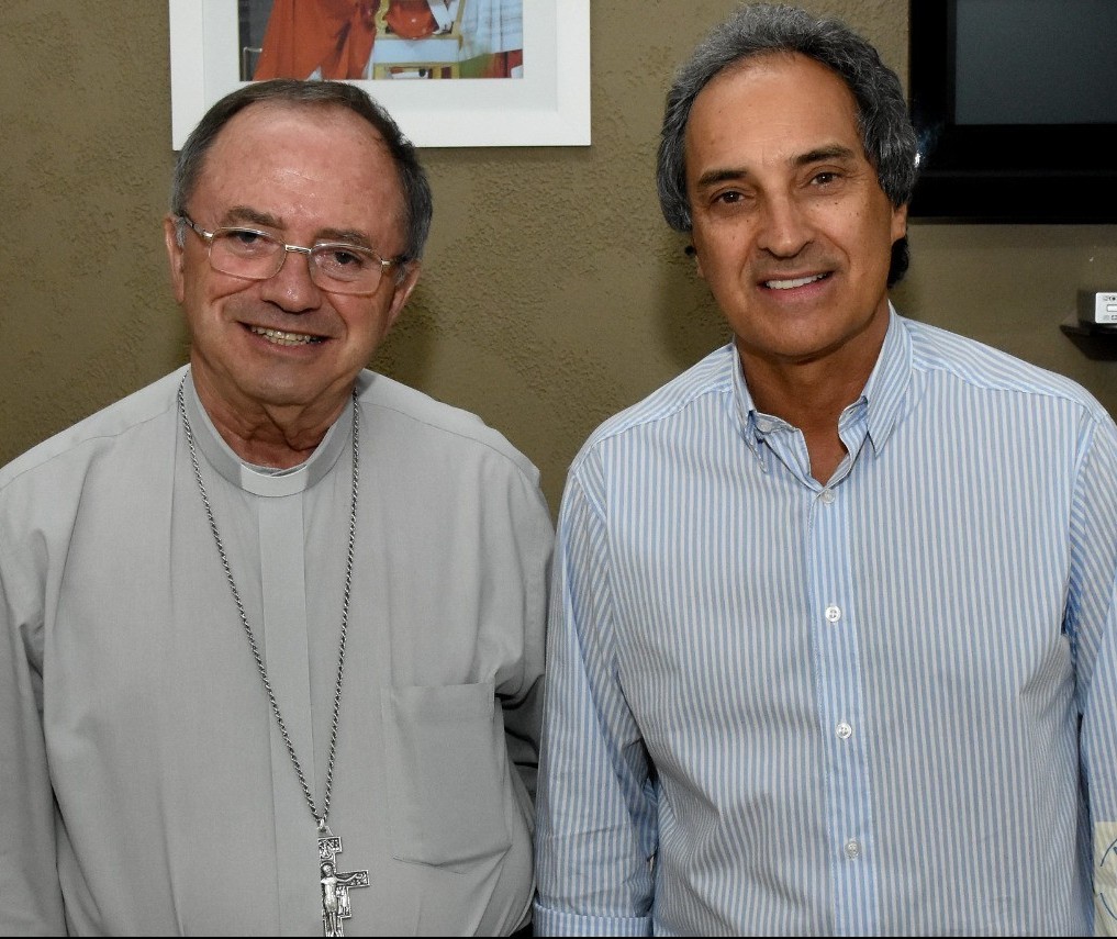 Administrador Apostólico da Arquidiocese de Maringá celebra missa