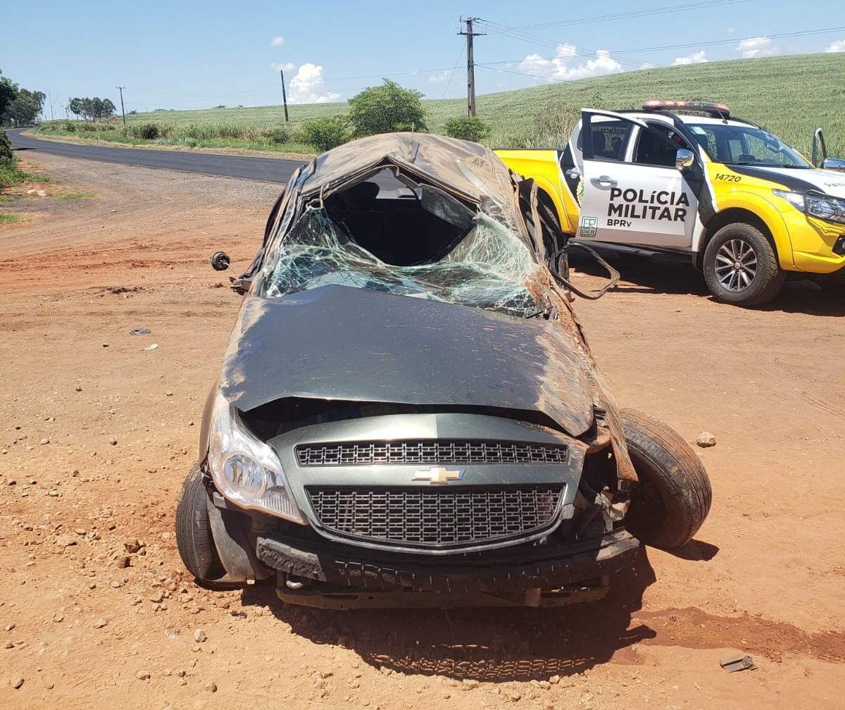 Motorista morre e quatro pessoas ficam feridas em capotamento