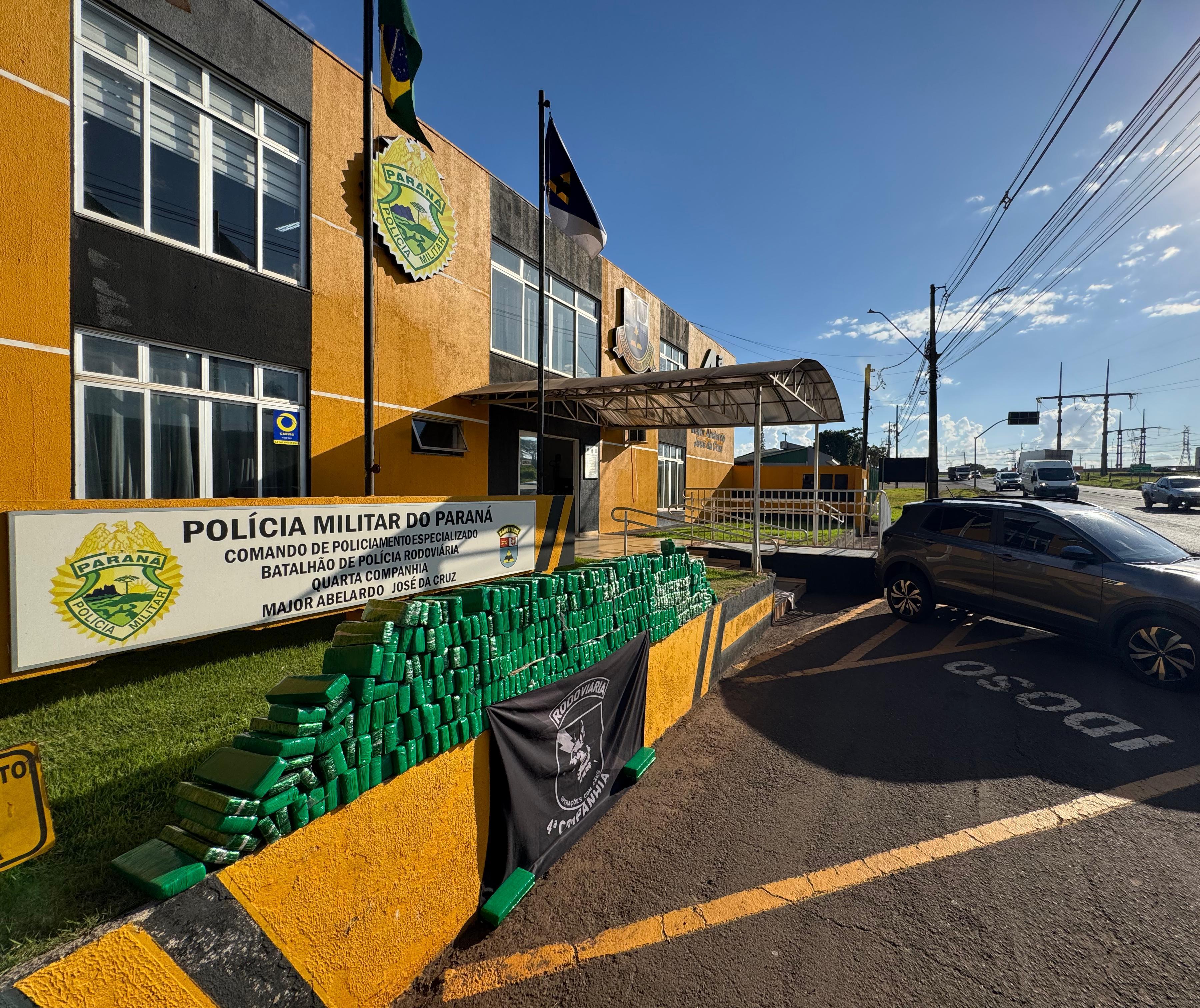 Adolescente levava 480 kg de maconha em carro roubado