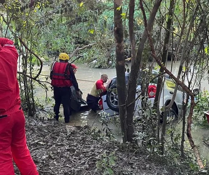 Irati: criança é encontrada morta dentro de carro levado pela correnteza 