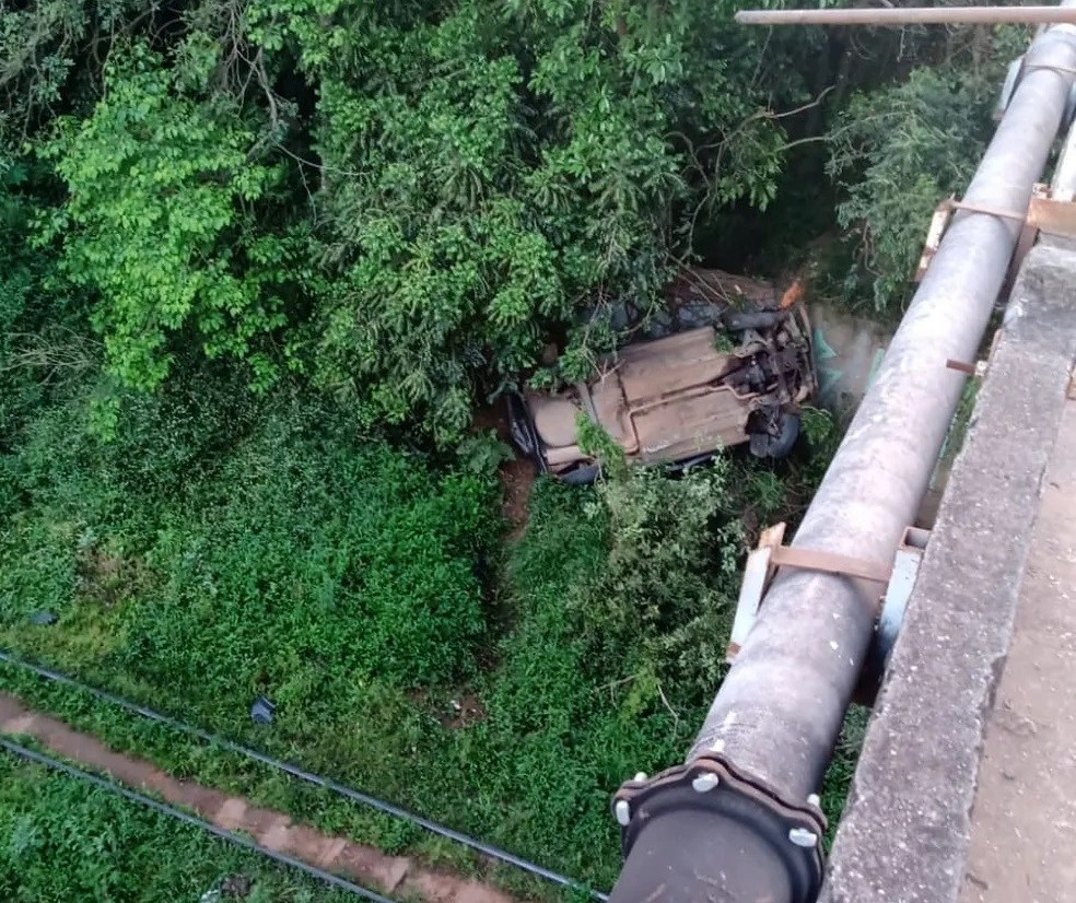 Ponta Grossa: mulher morre após carro em que estava despencar de viaduto