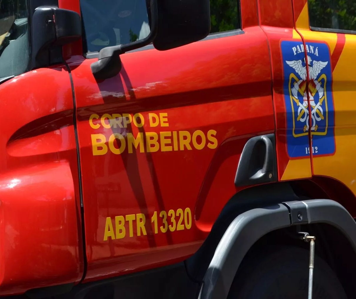 Menino de 3 anos fica ferido após portão de 2 metros cair sobre ele, em Maringá