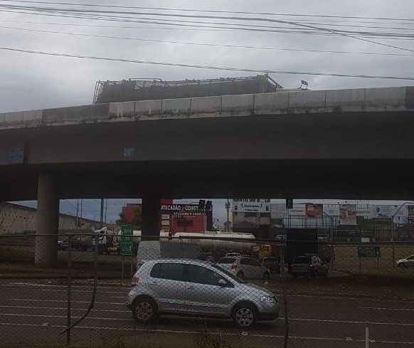 Caminhão carregado de frangos vivos tomba no Contorno Norte 