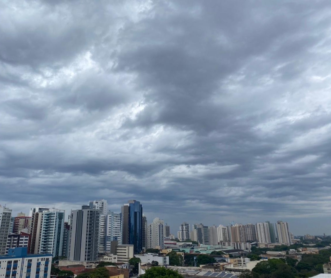 Dia nublado e pancadas de chuva marcam a sexta-feira (14) em Maringá