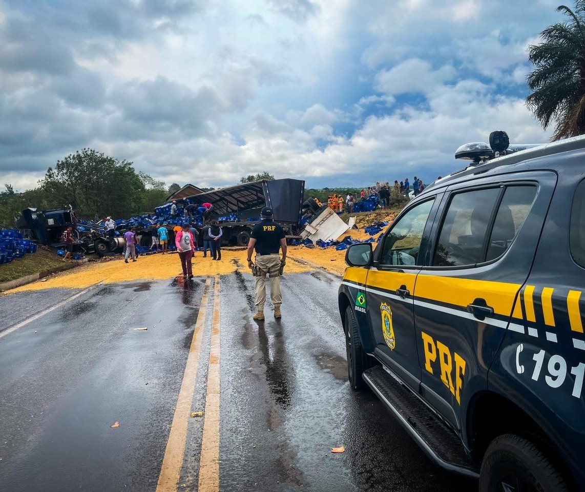 Imagens aéreas mostram acidente com dois caminhões e um carro na BR-376