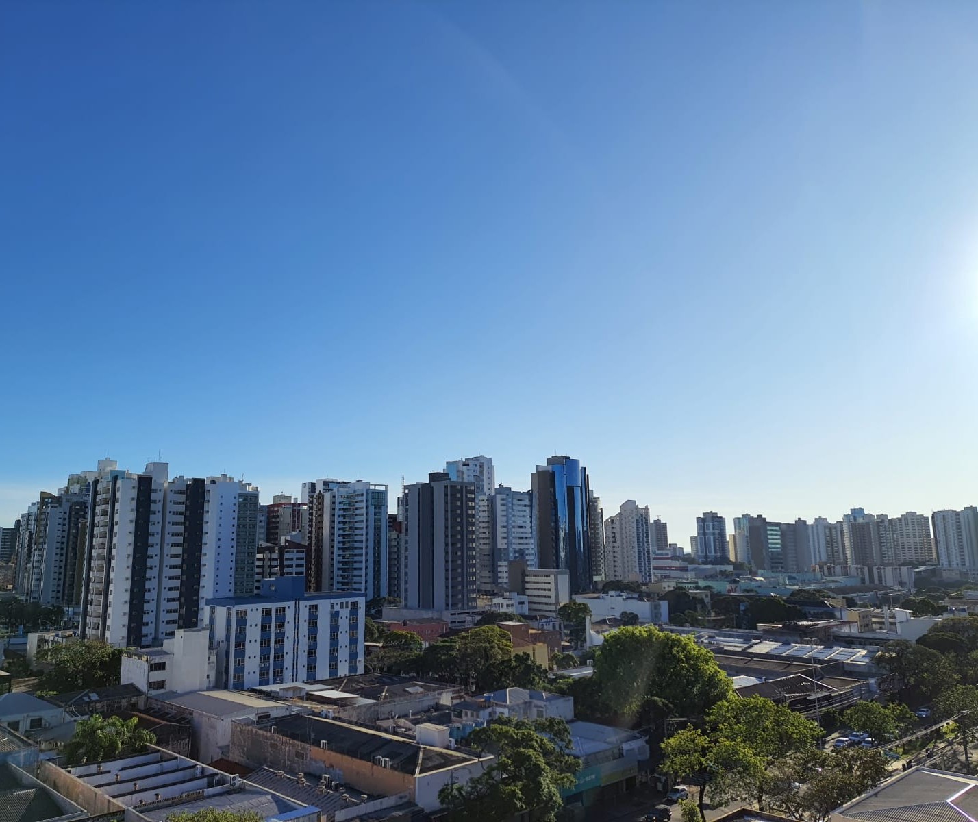 Céu azul e manhã fria marcam o início da sexta-feira (23) em Maringá