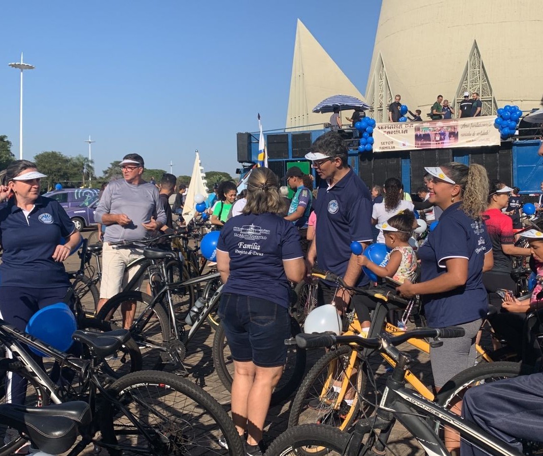 Fiéis se reúnem para o passeio ciclístico e caminhada da família