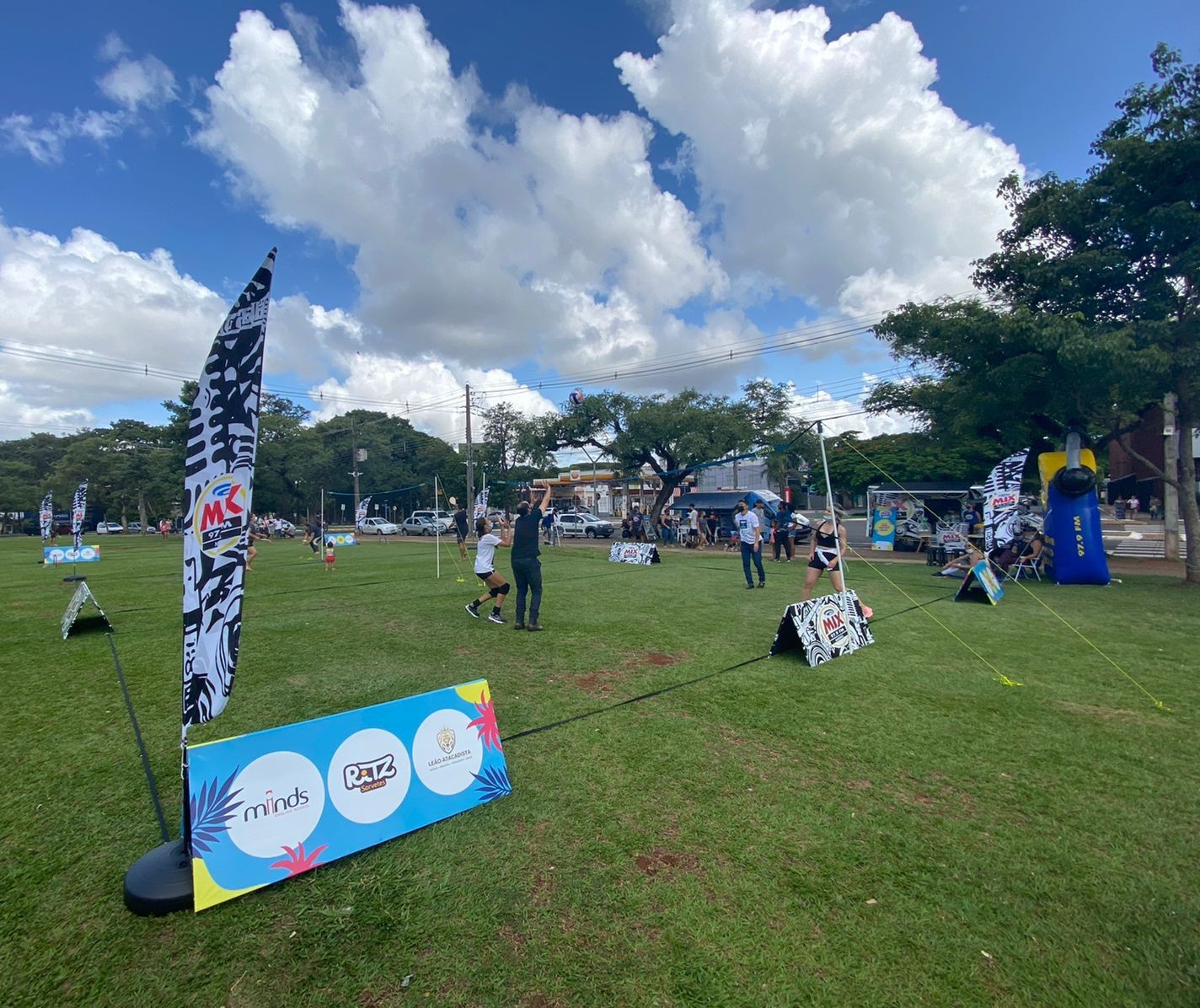 Maringaenses se divertem no Espaço Verão Mix, na Praça da Catedral