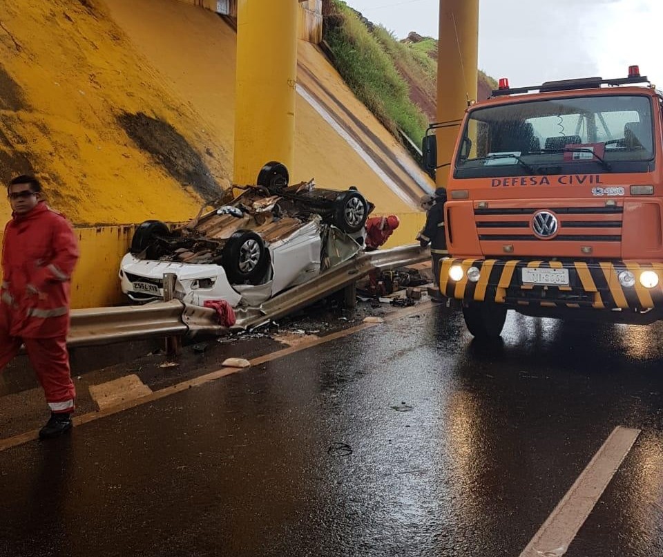 Por causa da chuva, carro cai de viaduto