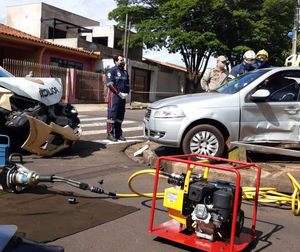 Motorista invade preferencial e bate em viatura da polícia