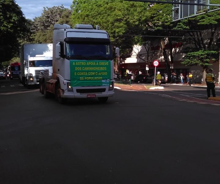 Protesto dura mais de uma hora no centro de Maringá