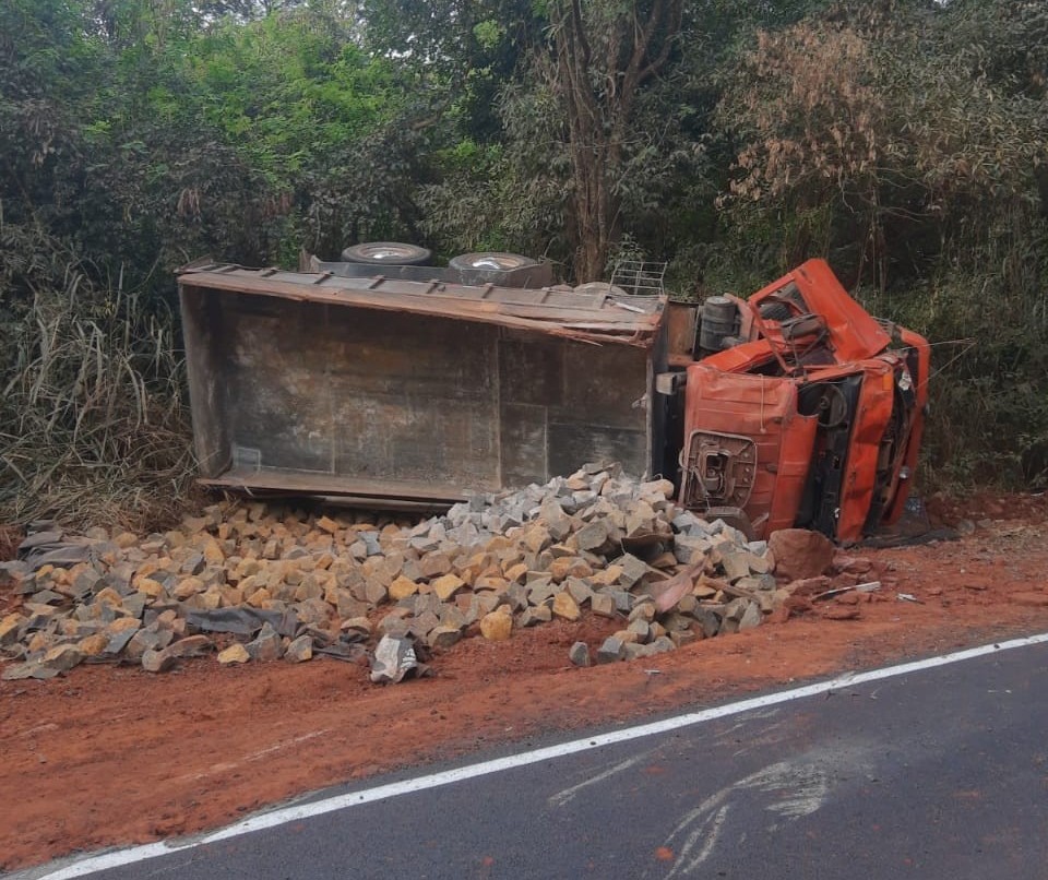 Caminhão carregado com pedras tomba e motorista fica gravemente ferido