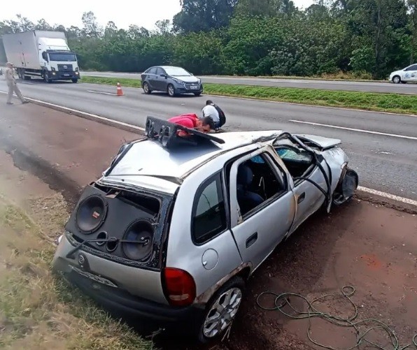 Motorista morre após capotar carro e ser ejetado em acidente em Maringá