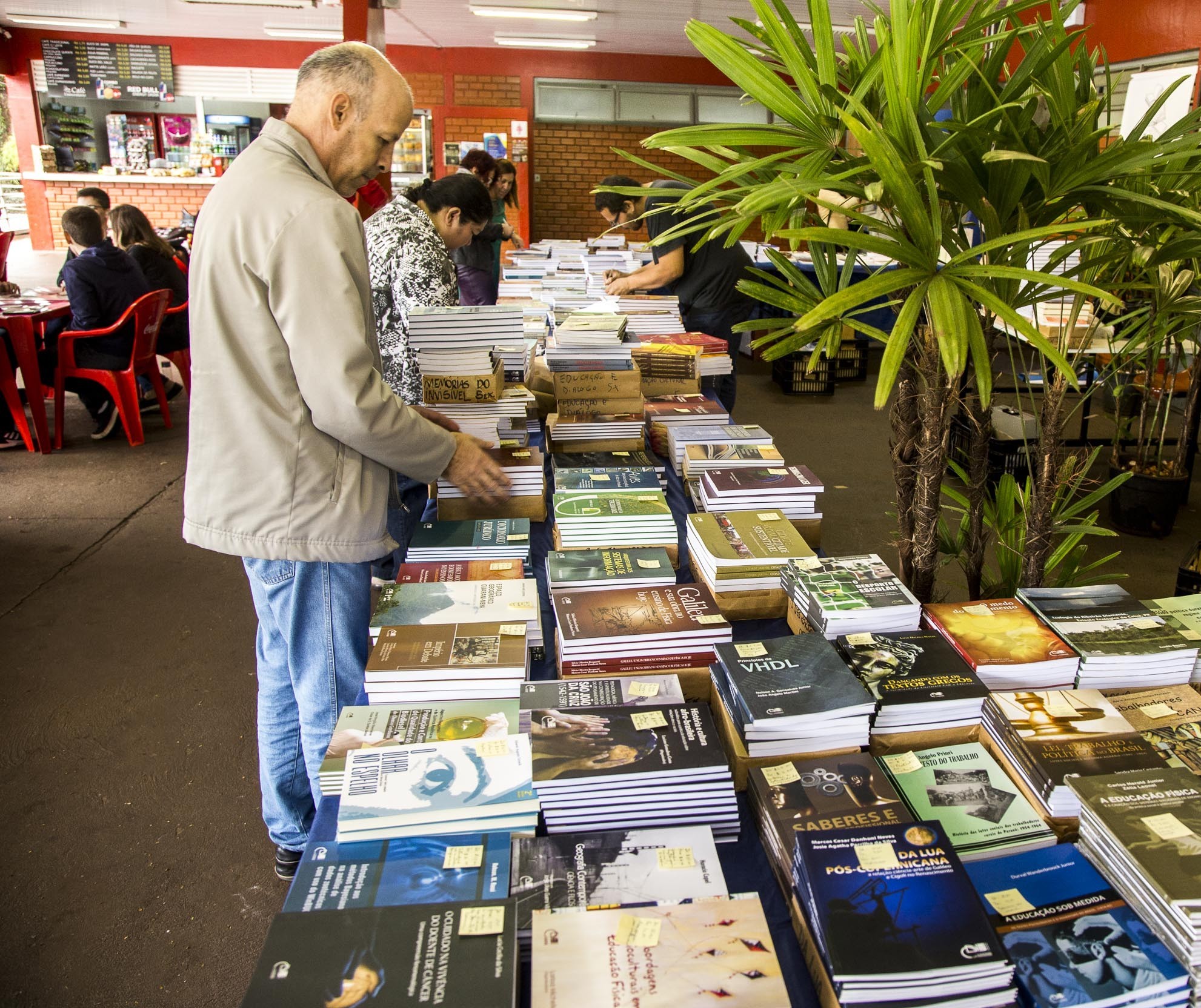 Eduem divulga preços de livros que serão vendidos em feira 