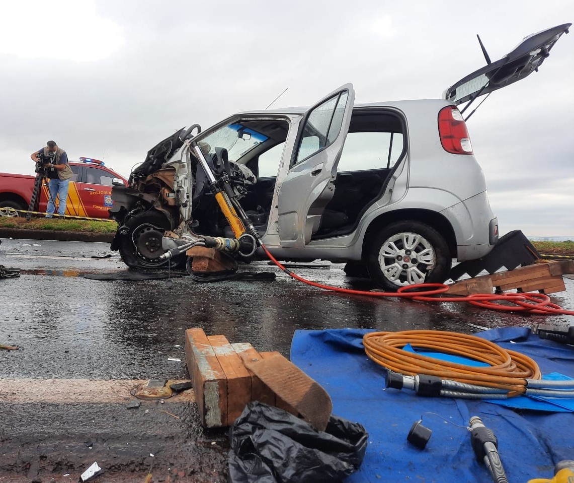 Carro invade pista contrária e bate de frente com caminhonete