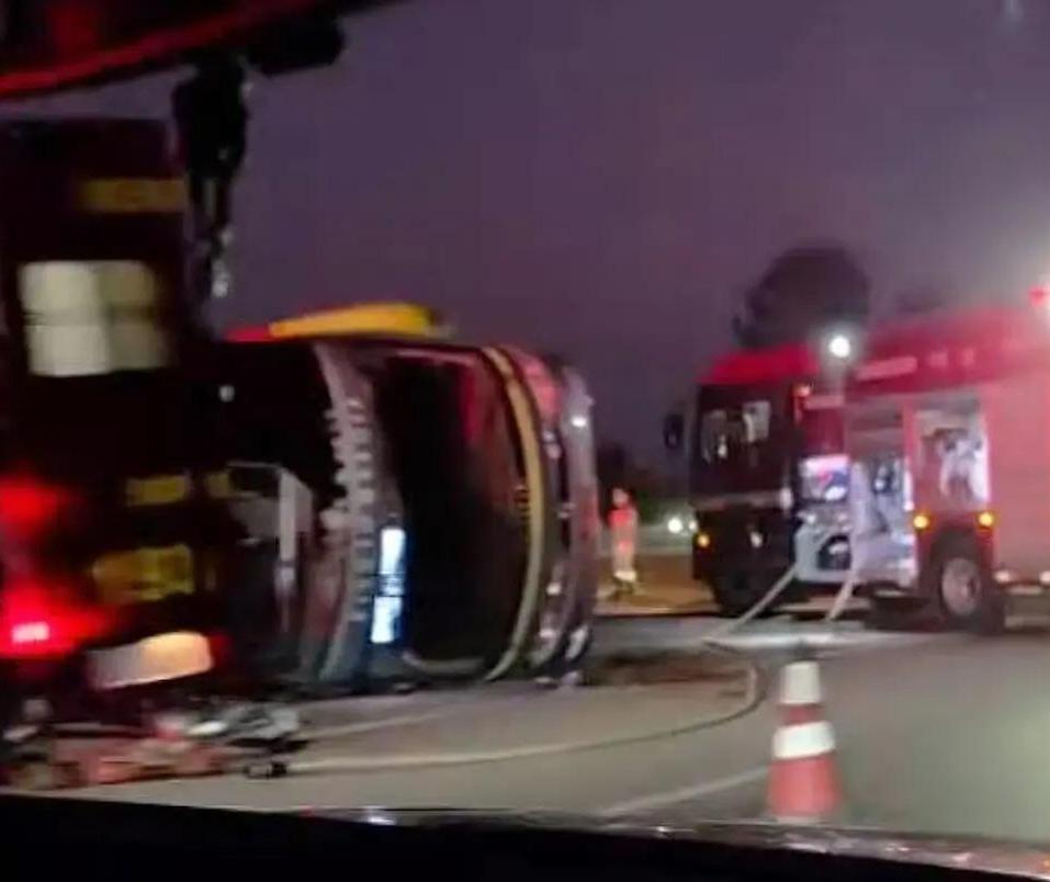 Ônibus que saiu de Maringá tomba na Rodovia Raposo Tavares, em São Paulo