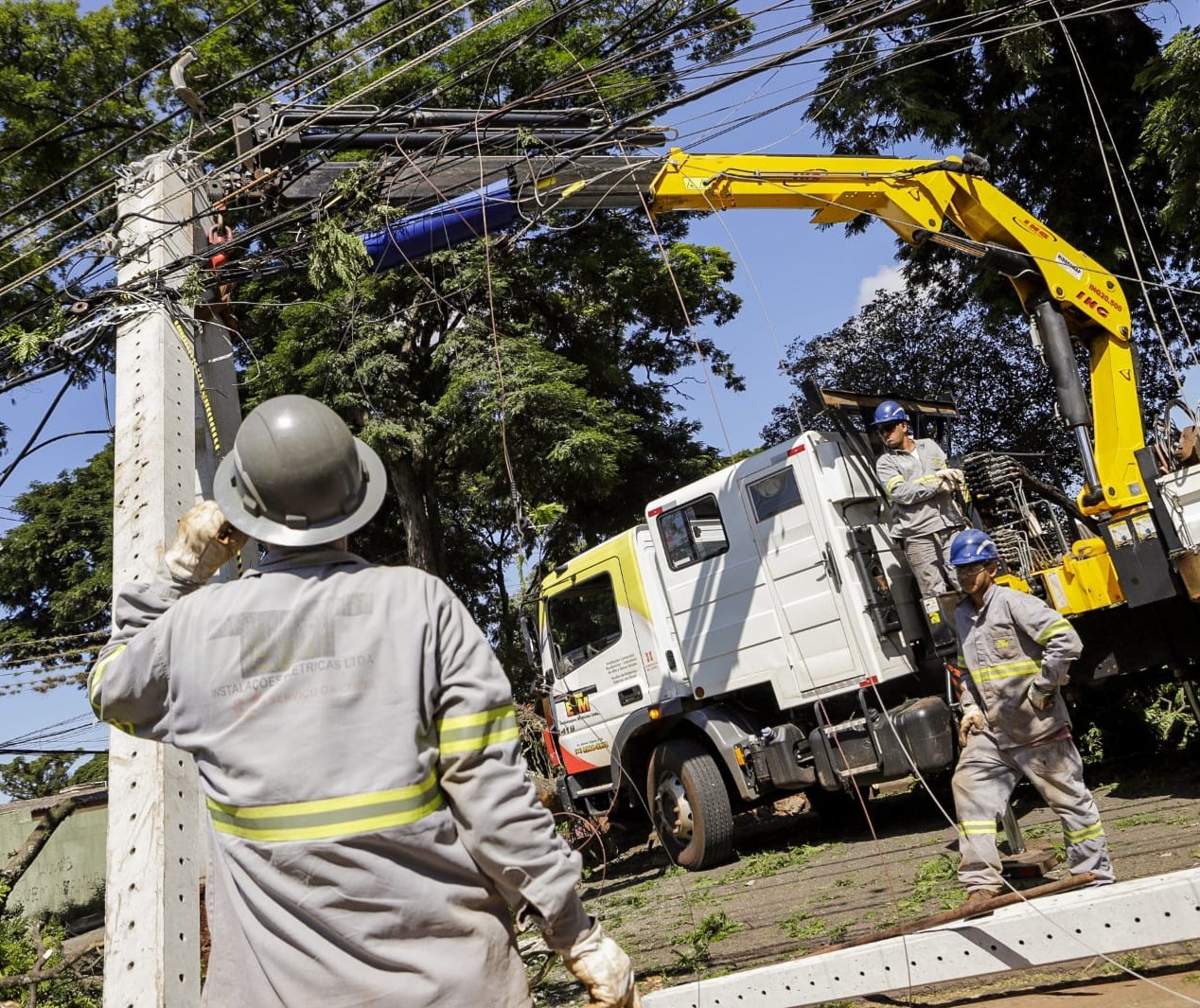 Temporal derrubou mais de 70 postes em Maringá. 14 mil imóveis ainda estão sem energia elétrica no município