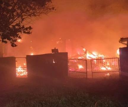 Bombeiro sofre queimaduras durante combate a incêndio em Goioerê