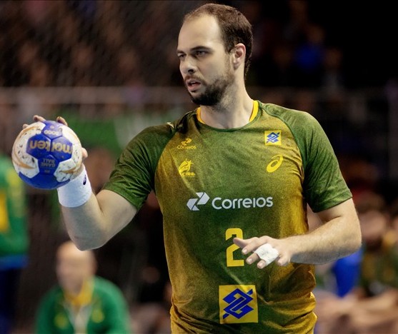 Maringaense joga na seleção brasileira de handebol há 10 anos