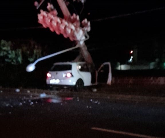 Motorista fica gravemente ferido ao bater carro em poste 